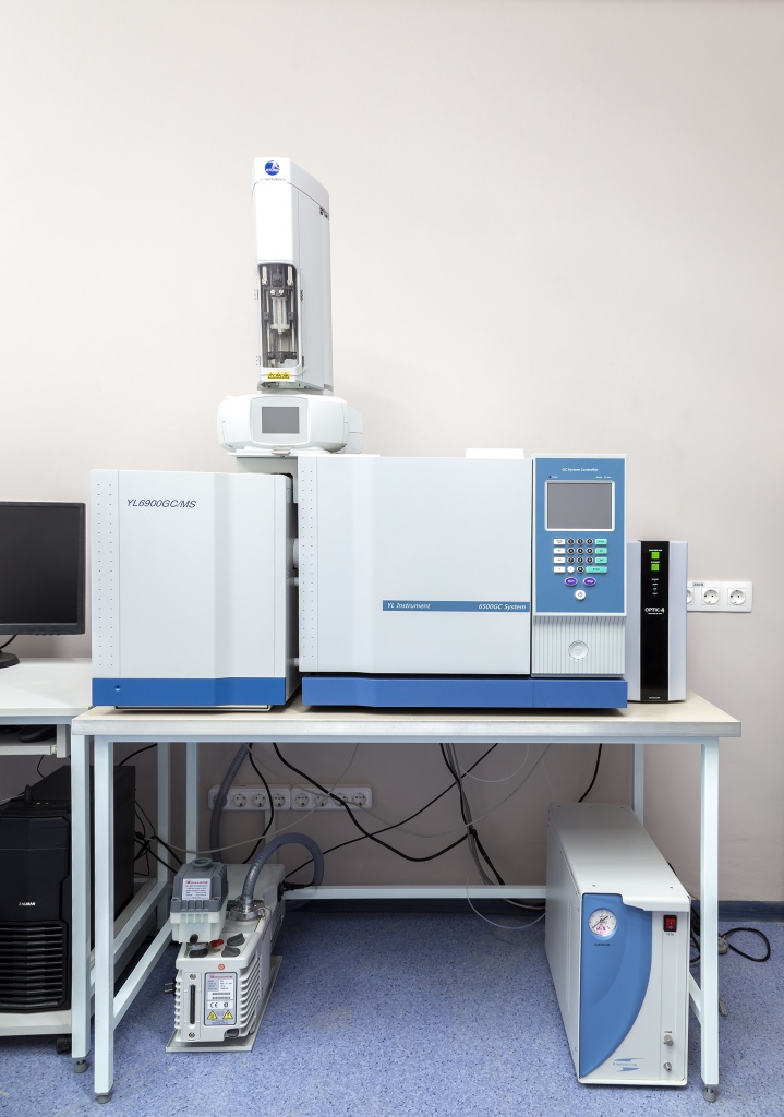 Gas chromatograph with mass spectrometer Young Lin Instruments YL6900 GCMS